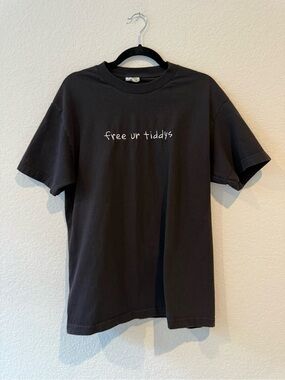Black 'free ur tiddys' Graphic Tee